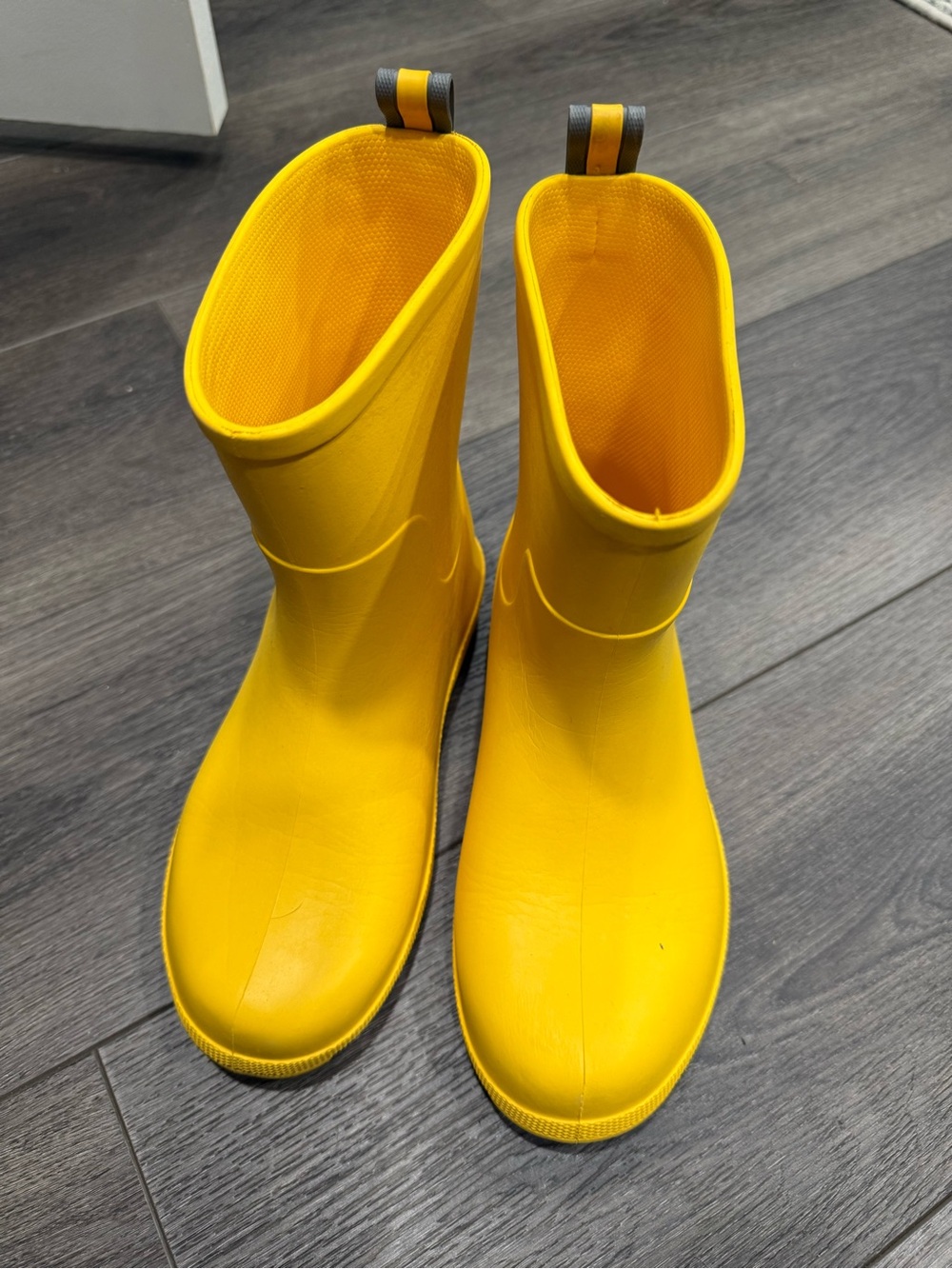 Totes yellow rain boots